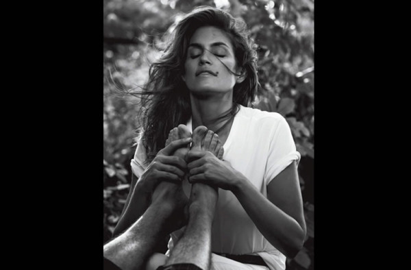 VIDEO de Cindy Crawford en topless a los 47 años