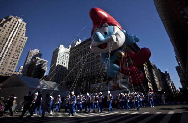 Los globos del desfile de Acción de Gracias recorren Nueva York pese al viento