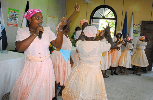 Garífunas olvidan abandono con bailes y comida