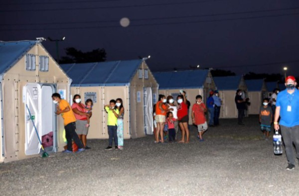 Instalan a familias en albergue de casas portátiles en San Pedro Sula