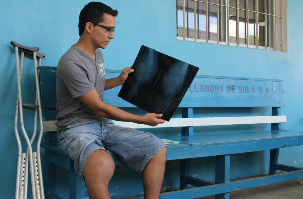 'Si no me operan, me amputan la pierna”, dice joven afectado