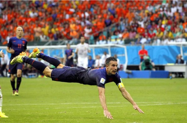 Un golazo de récord de Van Persie que deja sin otro a Casillas