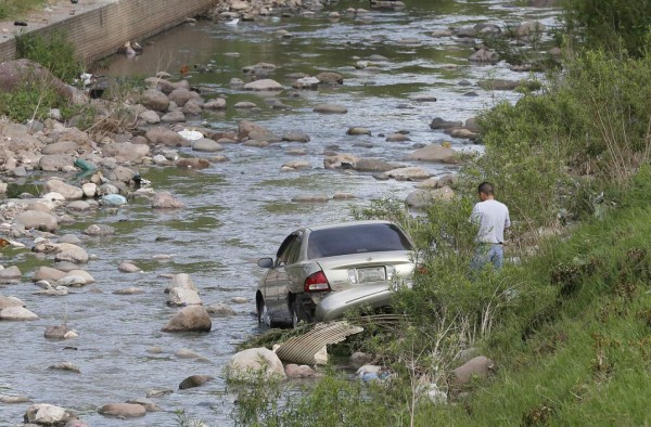 Turismo cae al fondo de la quebrada Los Llanos en Tegucigalpa