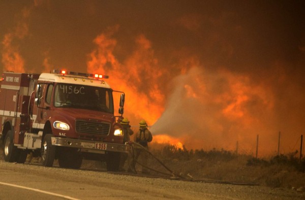 Bomberos luchan contra las llamas en San Bernardino
