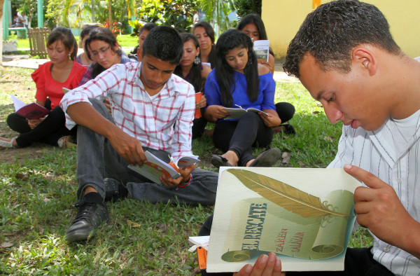 Colegio de Santa Bárbara es semillero de escritores