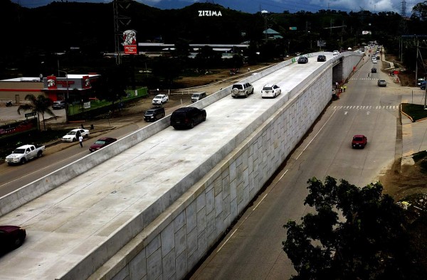 Puente a desnivel da fluidez a tráfico en bulevar del este