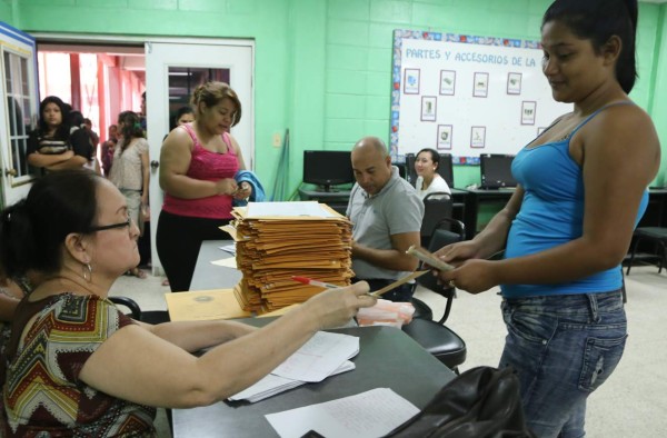 En escuelas públicas también cobran matrícula disfrazada