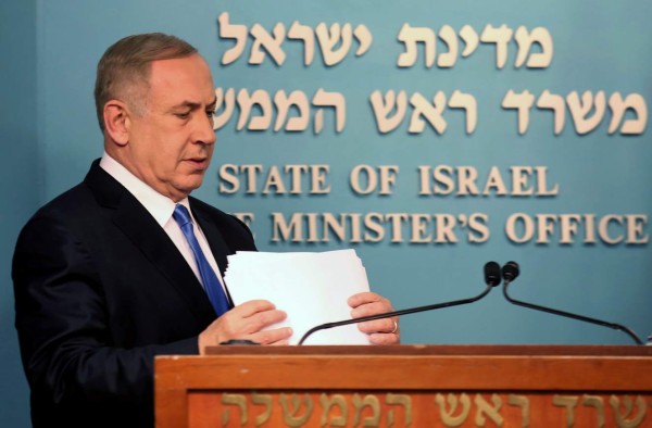 Israeli Prime Minister Benjamin Netanyahu delivers a statement to the press at his Jerusalem office on December 28, 2016, in response to a speech by the US Secretary of State. / AFP PHOTO / GALI TIBBON