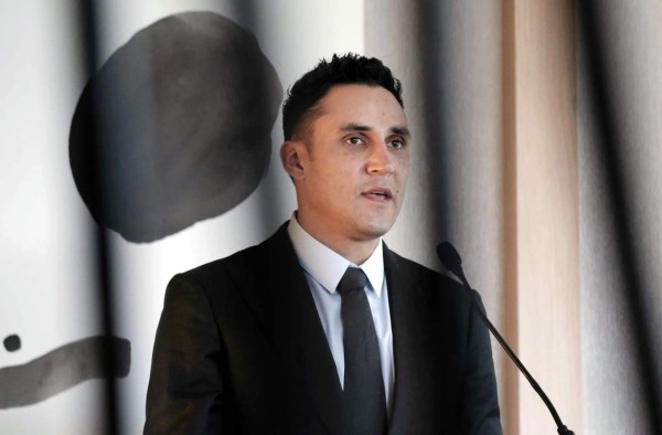 El portero costarricense del París Saint Germain, Keylor Navas, habla en la inauguración de su Fundación Tiempos de Esperanza en San José. Foto EFE