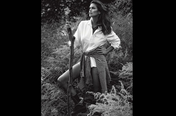 VIDEO de Cindy Crawford en topless a los 47 años