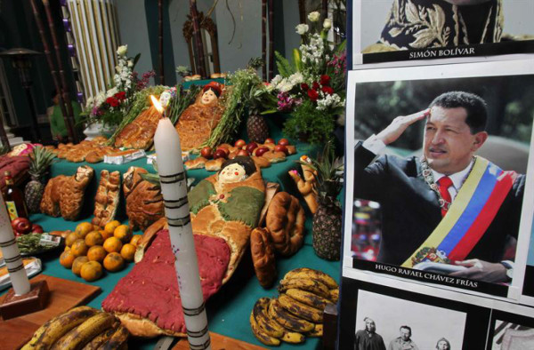 Las caras de Chávez y Uribe, como la del santo, hacen milagros