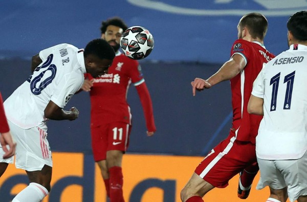 Real Madrid golpea fuerte al Liverpool y acaricia las semifinales de la Champions League