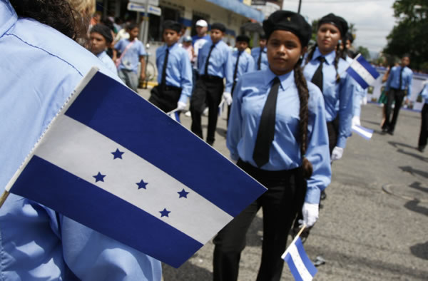 Colorida fiesta cívica en honor a Honduras