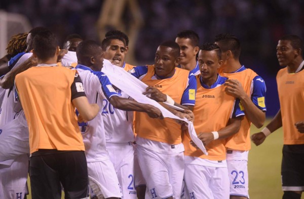 Video: Golazo de Boniek con dedicación para Arnold Peralta