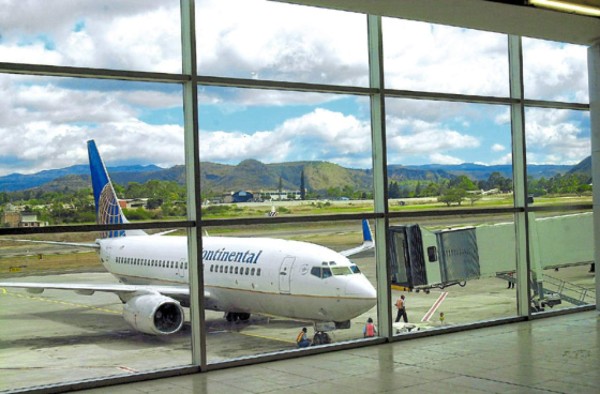 Aeropuerto Toncontín es reabierto tras firma de acuerdo