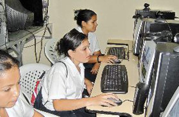 Alumnos estrenan moderno equipo