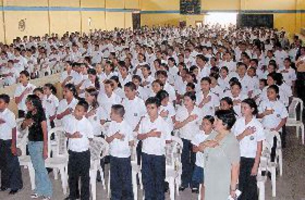 Padres y maestros del Perla recuperan ayuda de $ 50 mil