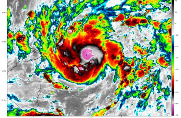 Eta ya es huracán categoría 4 y su poder aumenta al acercarse a Honduras