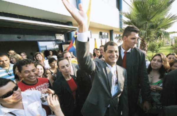 Presidente Correa pide disolver el Congreso