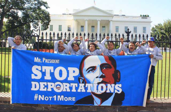 Arrestan a activistas inmigrantes por esposarse a verja de la Casa Blanca
