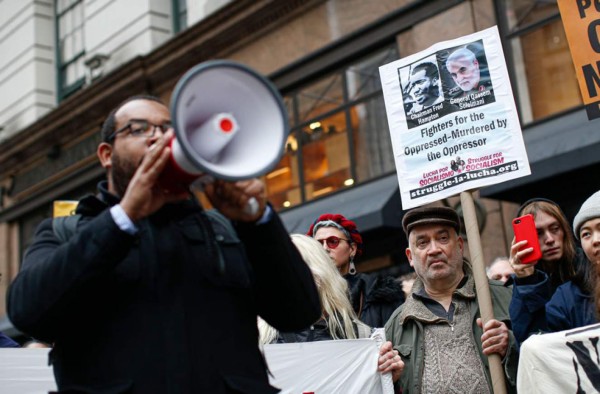 Una facción proiraní advierte a soldados iraquíes que se alejen de bases militares de EEUU