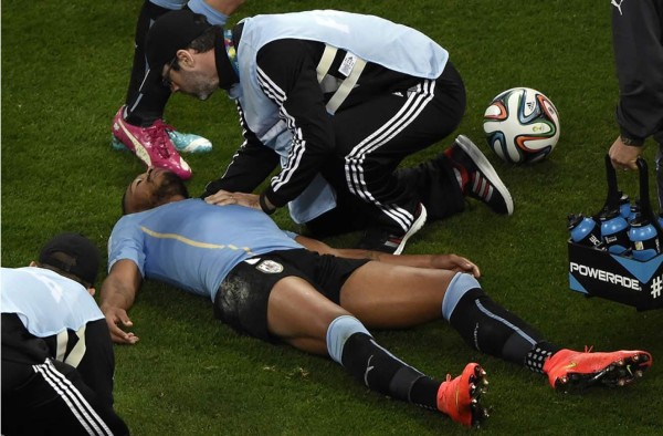 Uruguayo Álvaro Pereira cayó desplomado tras un golpe en la cabeza