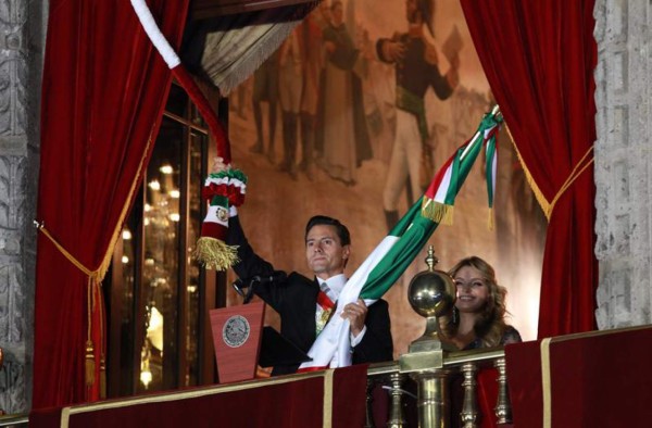 Peña Nieto lanza Grito de Independencia a la sombra de protestas