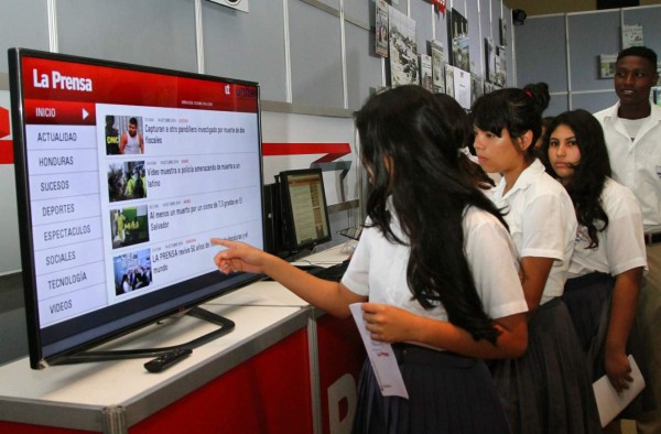 Exhiben portadas históricas de LA PRENSA