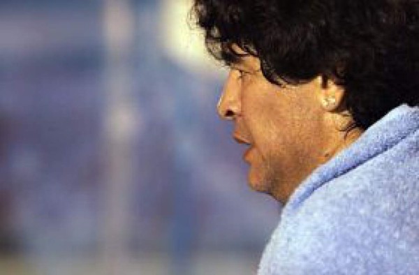 Maradona dice que irá a ver clásico Boca-River 'aunque sea con suero'