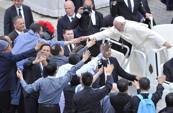 El Papa refuerza las normas antipederastia con destituir a obispos negligentes