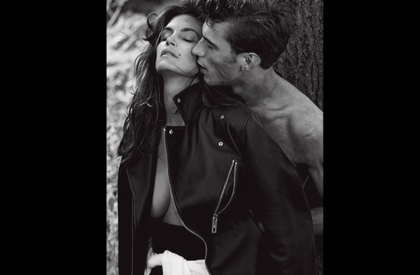 VIDEO de Cindy Crawford en topless a los 47 años