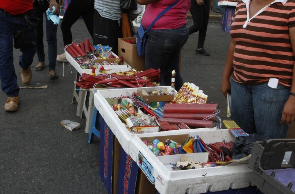 Venta de cohetes de alto poder en plena vía pública