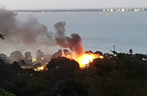 Incendio consume cuatro negocios en el centro histórico de Trujillo