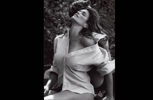 VIDEO de Cindy Crawford en topless a los 47 años