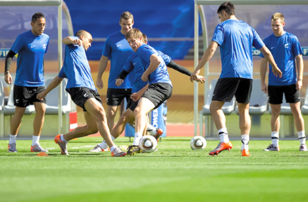 Nueva Zelanda rescata el empate en el descuento