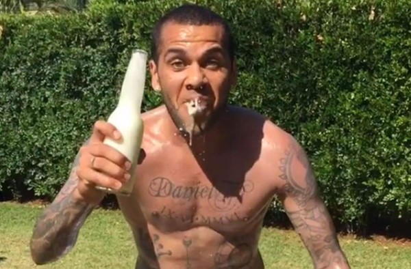 La peculiar manera de abrir una cerveza por parte de Dani Alves