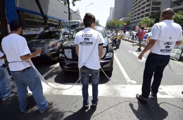 Estudiantes encadenados rechazan fallo que limita protestas