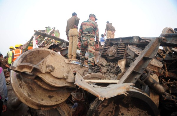Indian rescue workers search for survivors in the wreckage of a train that derailed near Pukhrayan in Kanpur district on November 20, 2016.Emergency workers raced Sunday to find any more survivors in the mangled wreckage of an Indian train that derailed overnight, killing at least 116 people, in the worst disaster to hit the country's ageing rail network in recent years. / AFP PHOTO / SANJAY KANOJIA
