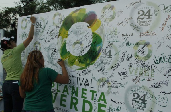 Miles de sampedranos firman pacto para prevenir calentamiento global