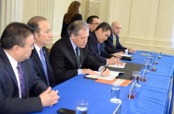 Momentos en que el presidente hondureño Juan Orlando Hernández firmaba el convenio de la Maccih.