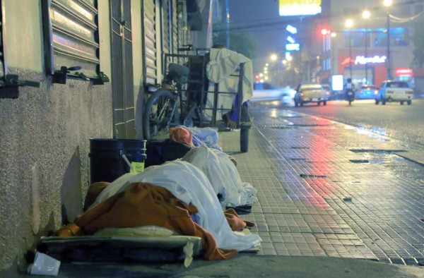 Indigentes sampedranos, arropados por el frío durante las noches