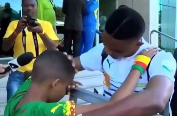 Samuel Eto'o llora al recibir abrazo de niño en su despedida del Mundial