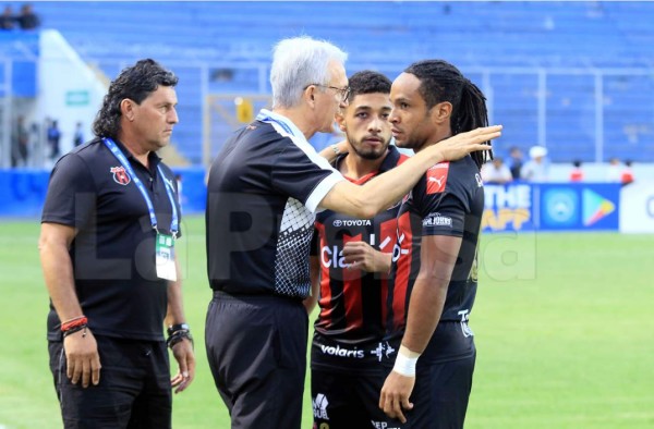 Futbolista del Alajuelense critica la cancha del estadio Nacional