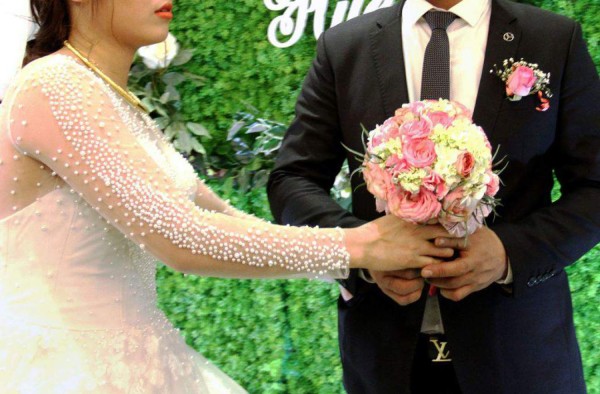 Bodas falsas salvan honor de madres solteras en Vietnam 