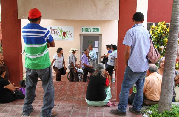 Plantón provoca parálisis en consulta externa del hospital Mario Rivas