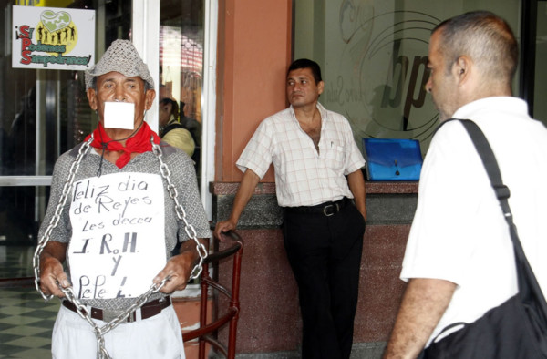 Hondureño se encadena por el aumento a los impuestos