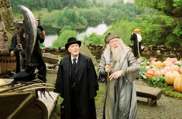 HARRY POTTER AND THE PRISONER OF AZKABAN, Robert Hardy, Michael Gambon, 2004, Â© Warner Brothers/courtesy Everett Collection