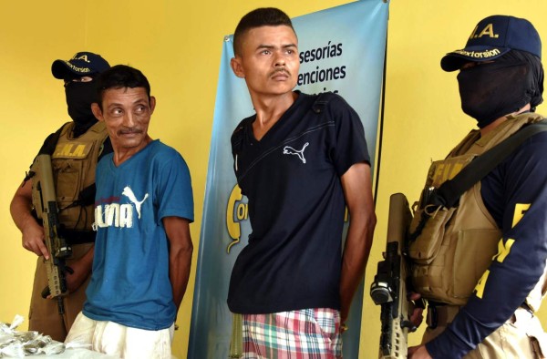 Los detienen en posesión de supuesta marihuana