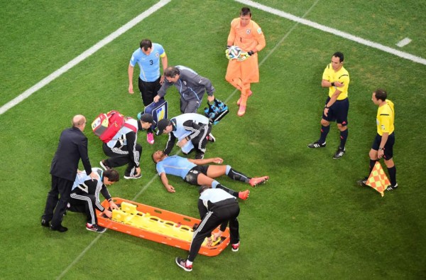 Uruguayo Álvaro Pereira cayó desplomado tras un golpe en la cabeza