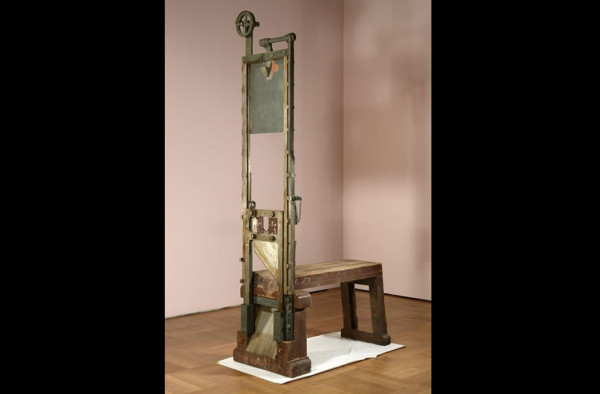 Hallan guillotina con que los nazis ejecutaron a héroes de la resistencia